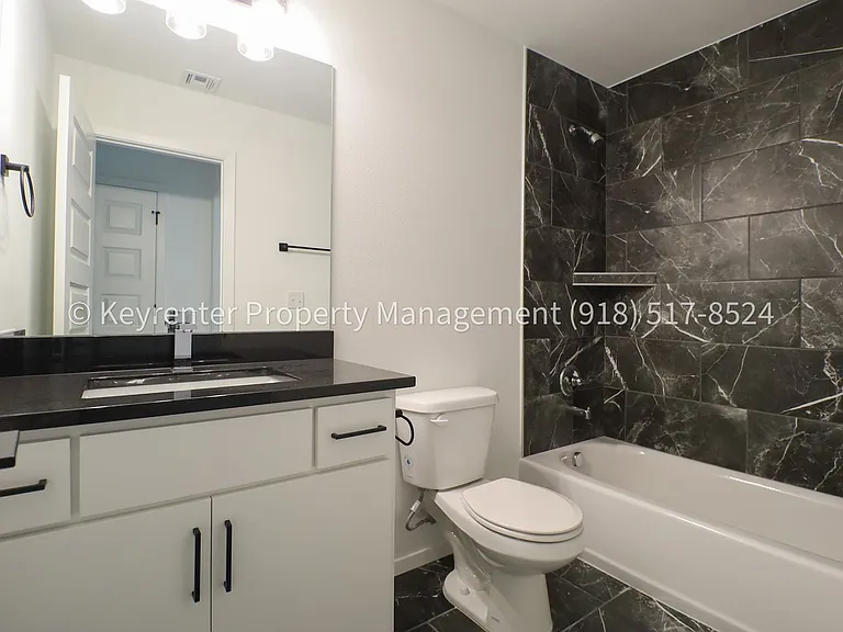 2908 S Redwood Ave — Photo 33