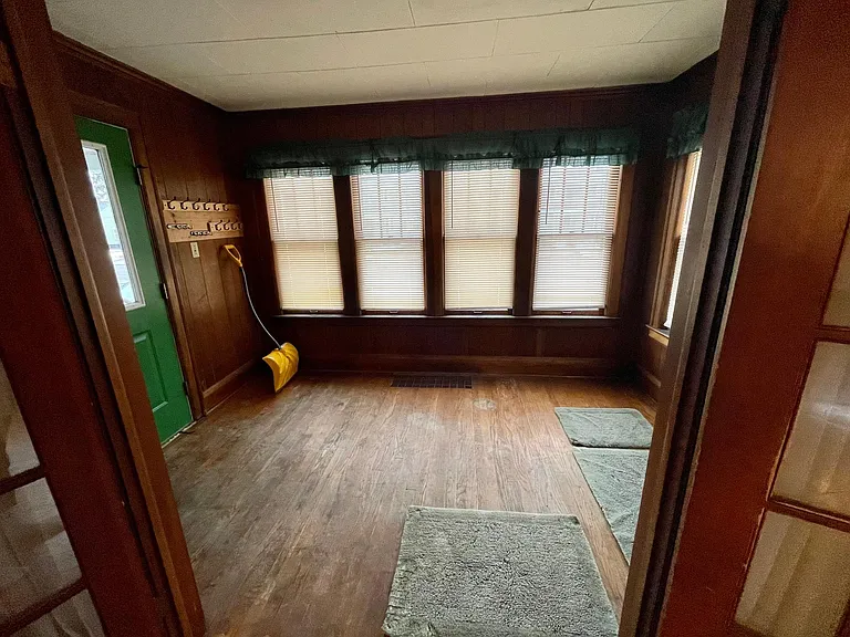 714 Schuyler St — Photo 2