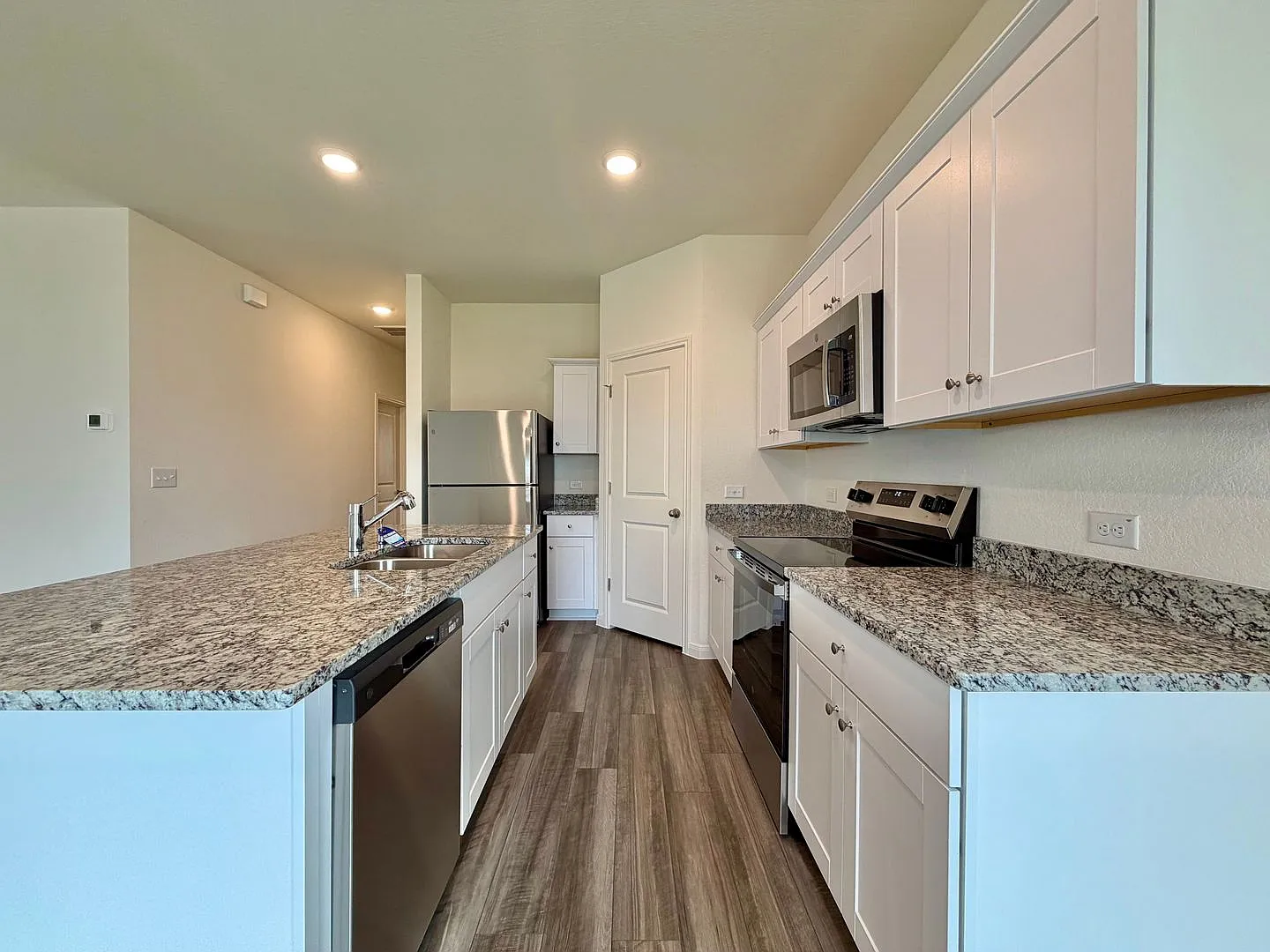 Charming 3-Bed, 2.5-Bath Home with Fenced Yard & 2-Car Garage in Taylor — Photo 4
