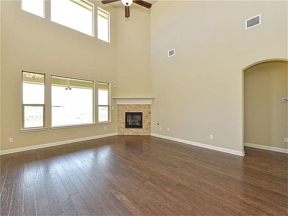 5th image of 101 Hedgerow Ln