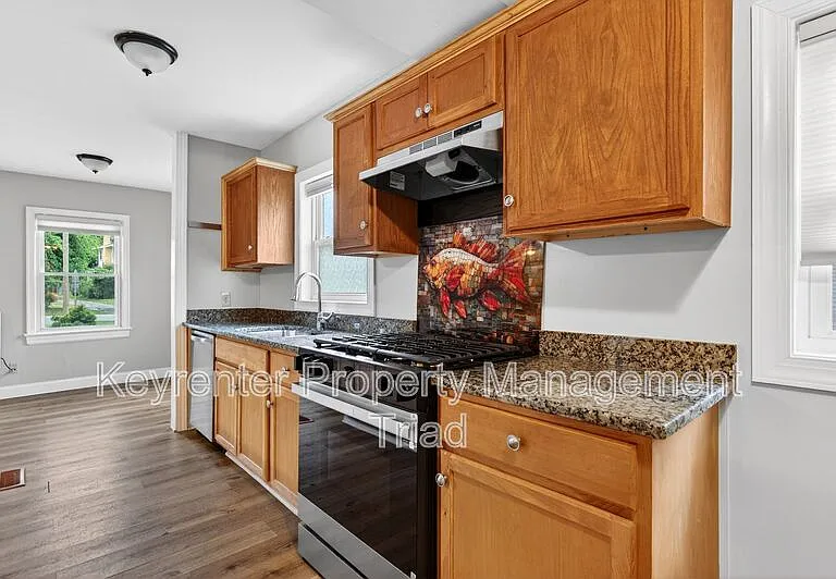 704 E Lexington Ave — Photo 11