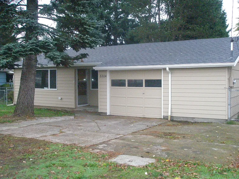 8204 SE 74th Ave — Photo 1