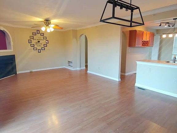 3rd image of 115 Mountain Dr