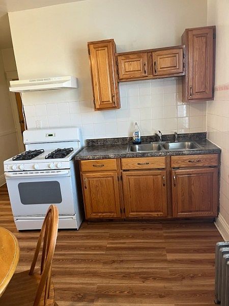 2nd image of 4002 Fir St