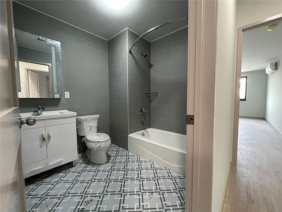 5th image of 10842 Roosevelt Ave #1B