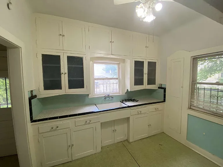 247 E Lullwood Ave #FRONT — Photo 9