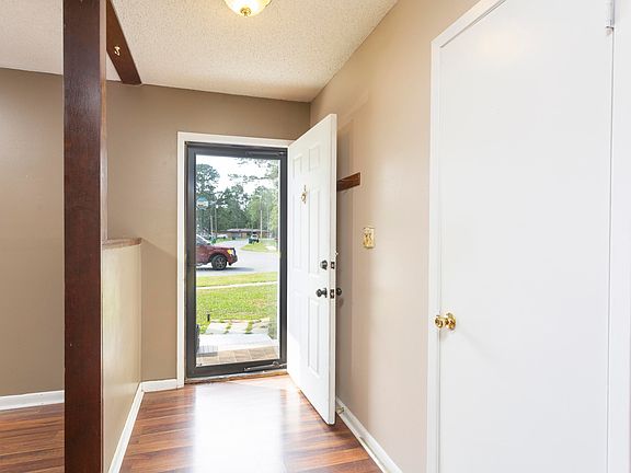 3rd image of 717 Meadow Ct