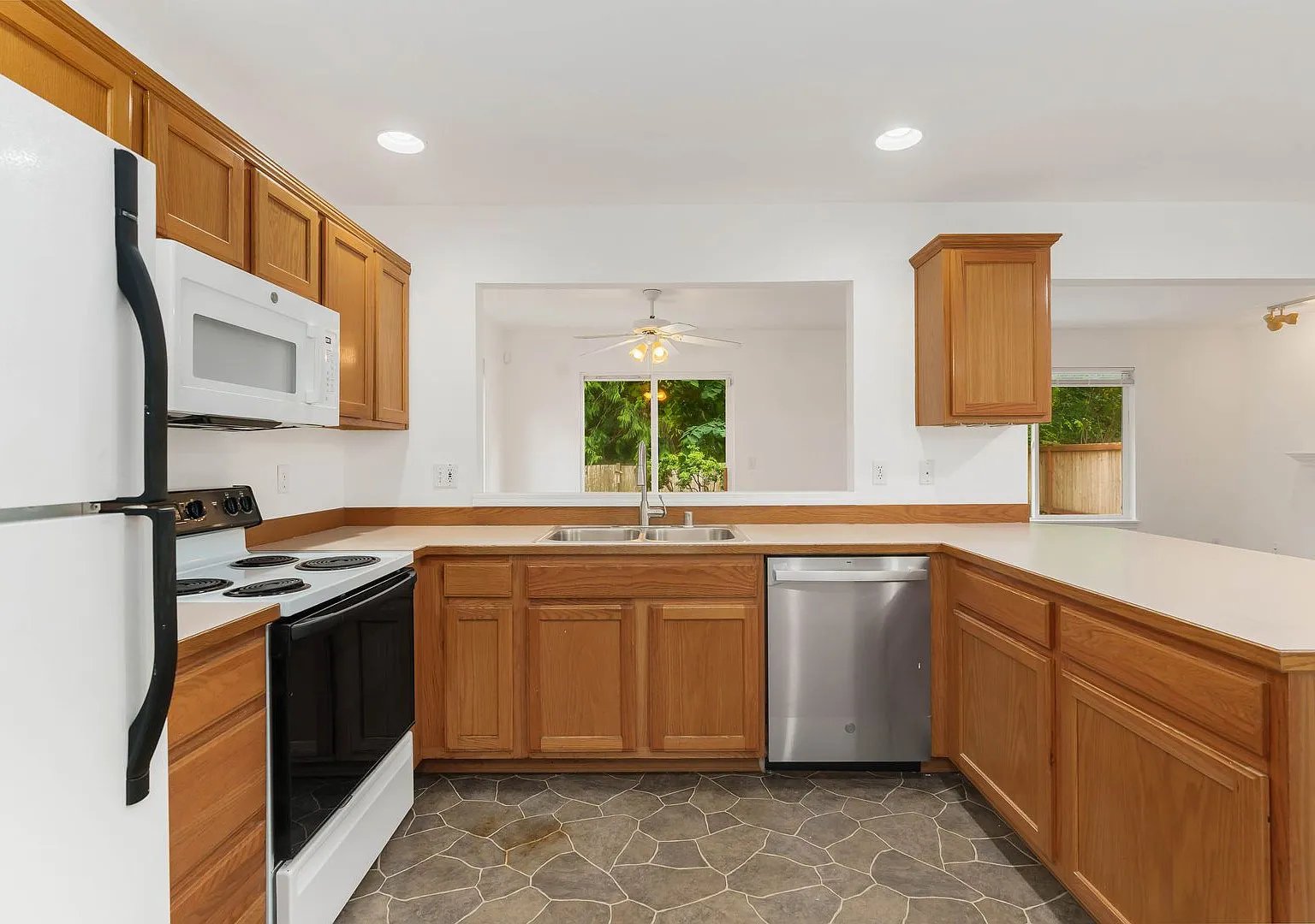 Exceptional 3 Bedroom Home in the Foothills of Monroe — Photo 4