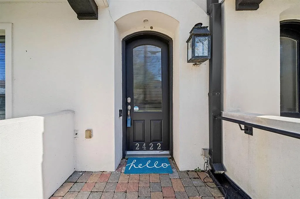 3 bed, 3.5 bath, 2156 sqft, $3,100 — Photo 3