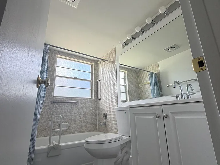 266 Brighton Dr E #G — Photo 8