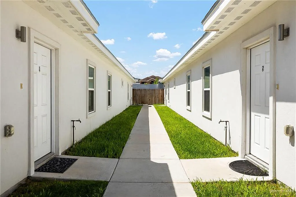 3 bed, 2.0 bath, 1039 sqft, $1,300 — Photo 2