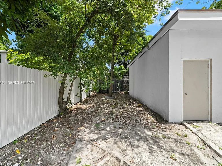 1227 NW 27th St — Photo 25