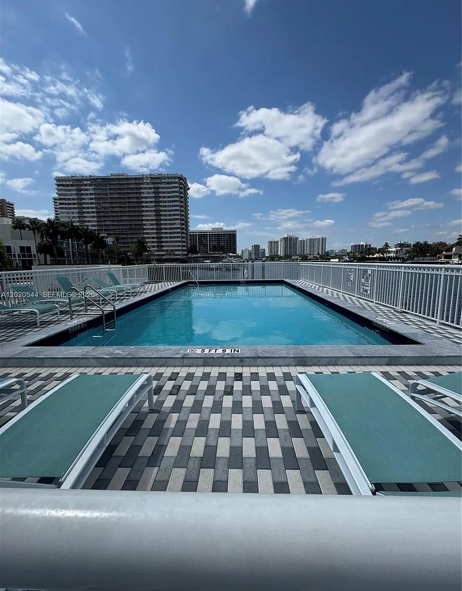 Chelsea Bayview Condo — Photo 1