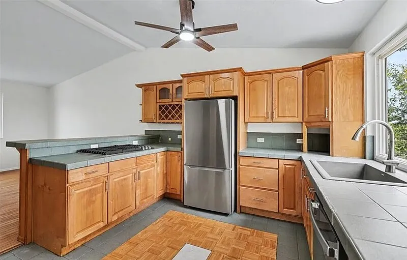 3 bed, 1.5 bath, 1150 sqft, $2,100 — Photo 4
