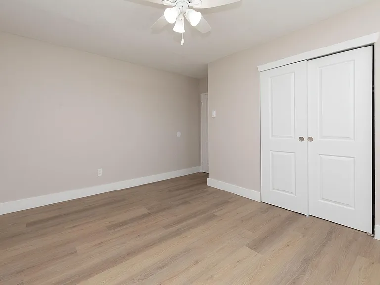 Laura Lane Apartments — Photo 36