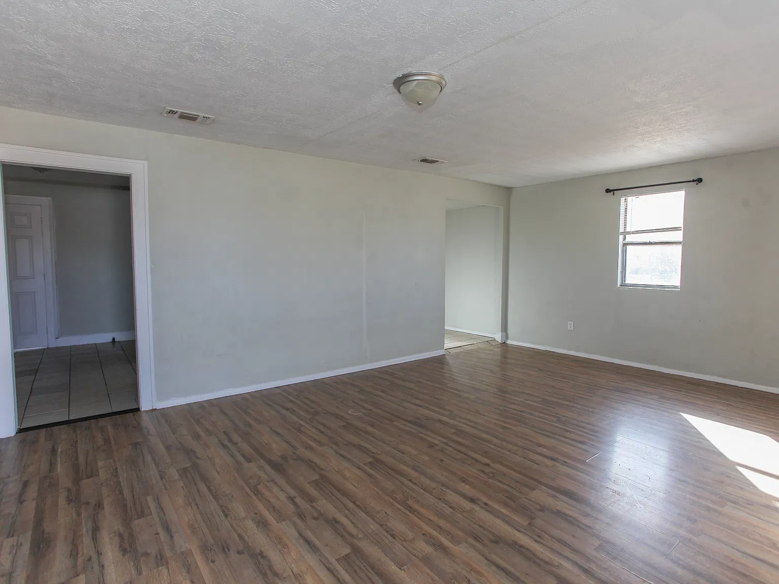 2 bed, 1100 sqft, $1,280 — Photo 4