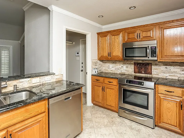 10921 Emerald Park Ln — Photo 6