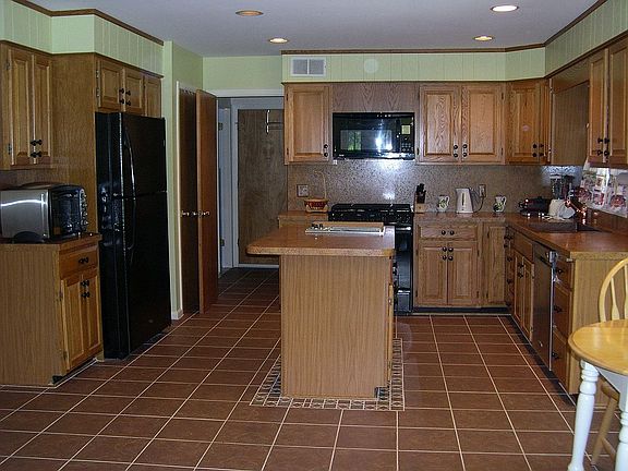 Large Kitchen with Breakfast Nook and Center Island