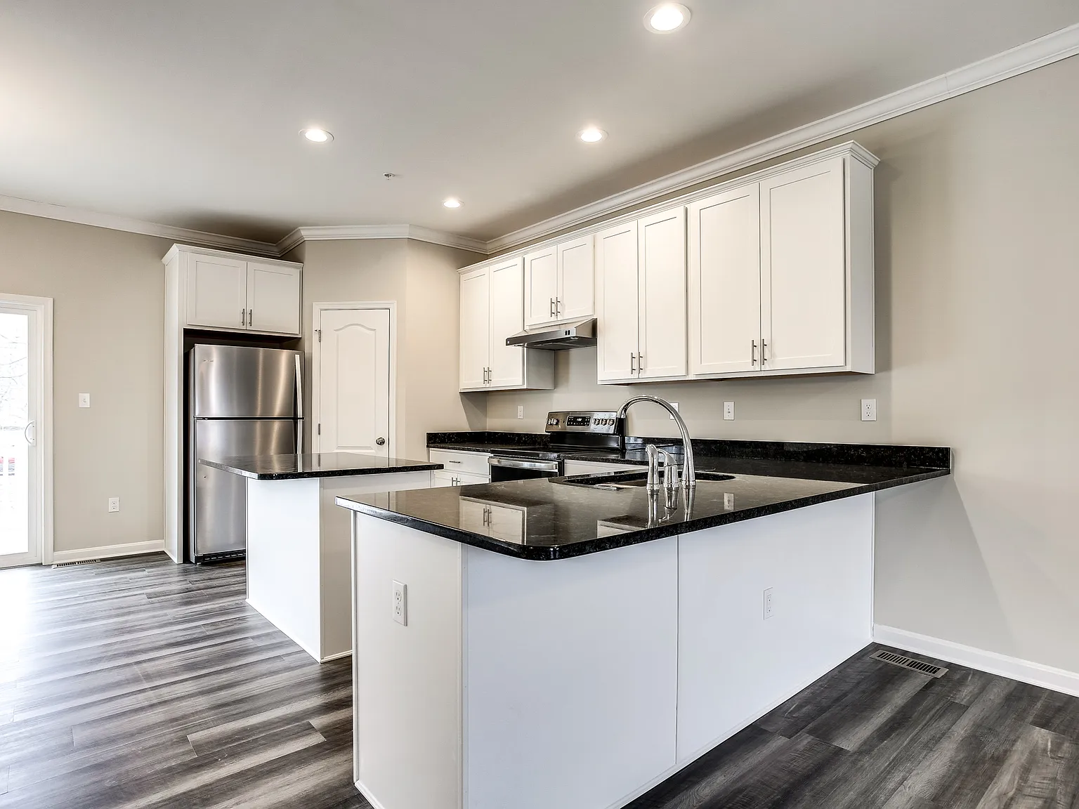 4 bed, 2.5 bath, 2241 sqft, $2,975 — Photo 3