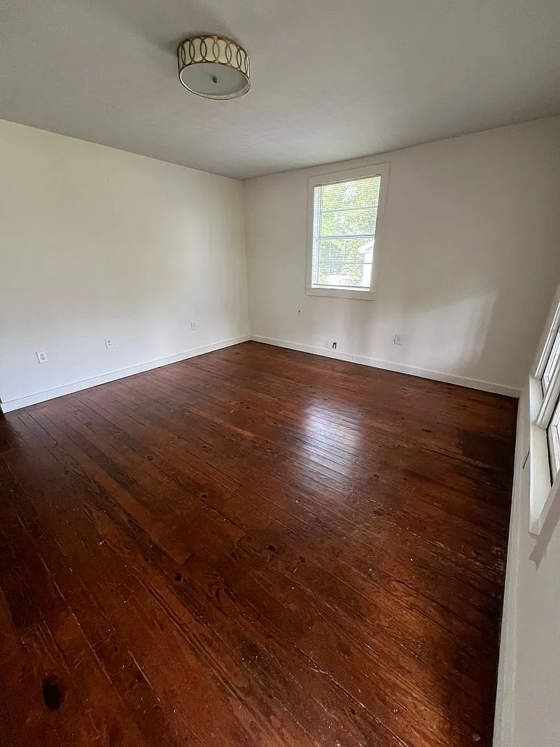 Standalone home with yard close to Square! — Photo 2