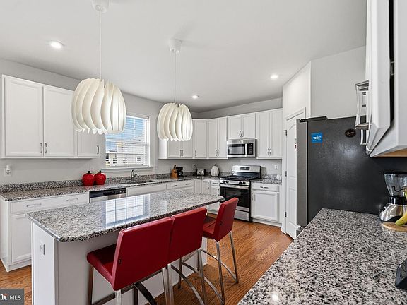4th image of 30 Charleston Cir