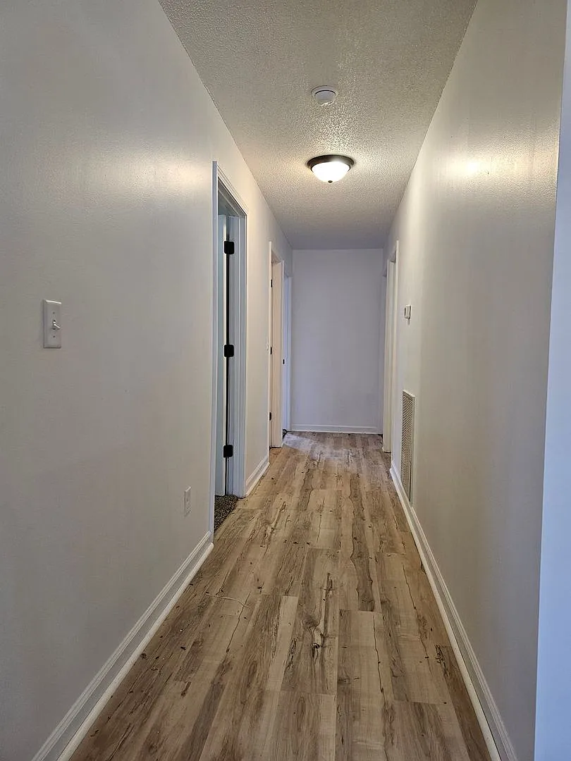 Spacious 4 Bedroom 2 Bath Upstairs — Photo 1