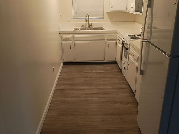 5th image of 1933 Hornblend St #15