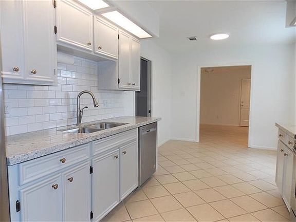 4th image of 5662 Longwood St
