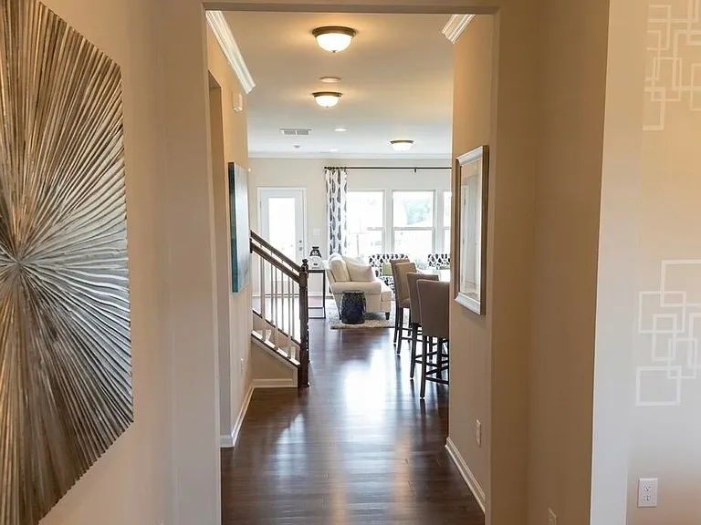 508 Excalibur Dr — Photo 2