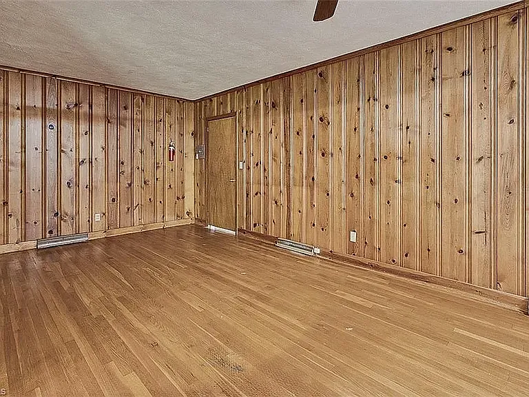 223 Rich Ave — Photo 6
