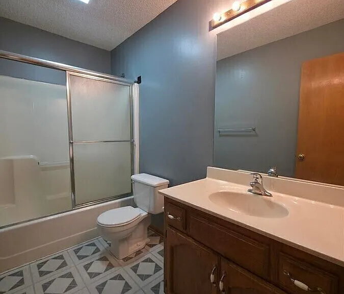 209 SW Pryor Rd #B — Photo 8