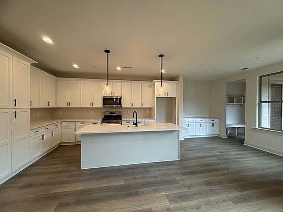2nd image of 893 Aldwick Dr