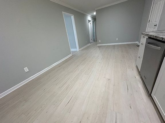 5th image of 303 S Eastway Dr