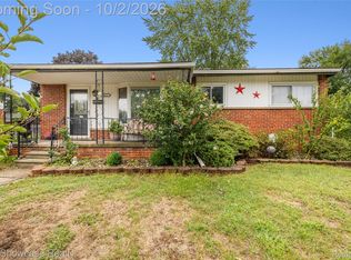 30553 Barton St, Garden City, MI 48135