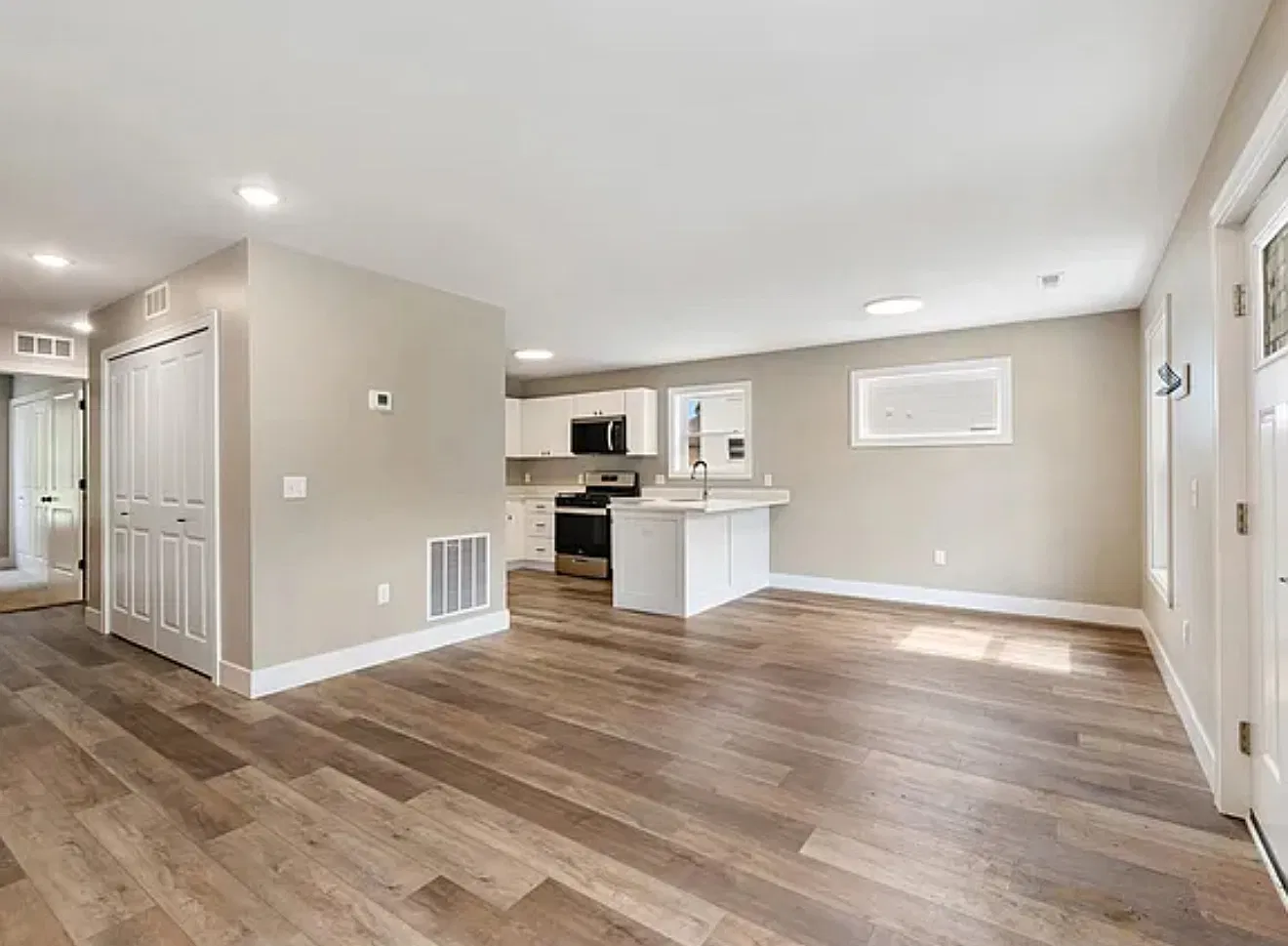 2 bed, 950 sqft, $1,300 — Photo 4