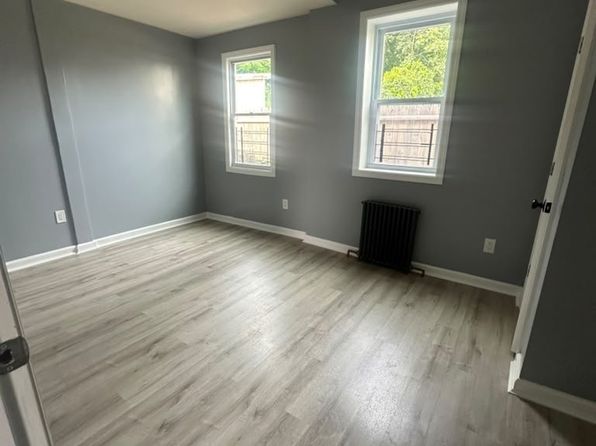 215 Edwards Pl APT 1