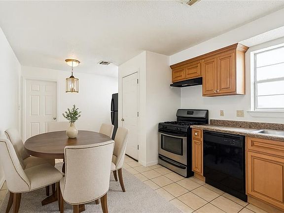 4th image of 2656 Prentiss Ave