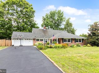 39 Round Hill Rd, Levittown, PA 19056