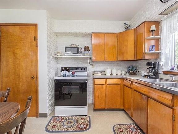 Bright and light kitchen with eat in area