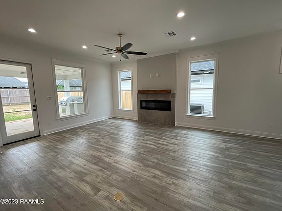 4th image of 126 Lakes Edge Dr