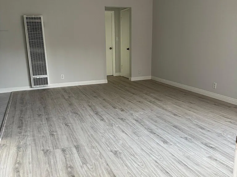 345 W Elk Ave #12 — Photo 2