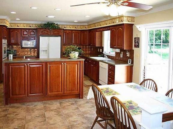 Kitchen & Breakfast Area