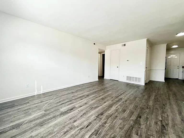 Collinwood Apartments — Photo 25