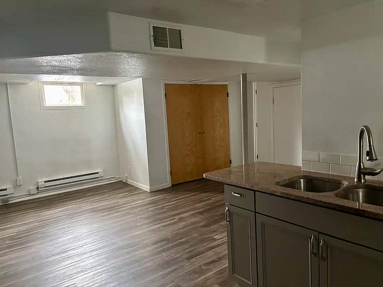 417 1/2 E Locust St — Photo 5