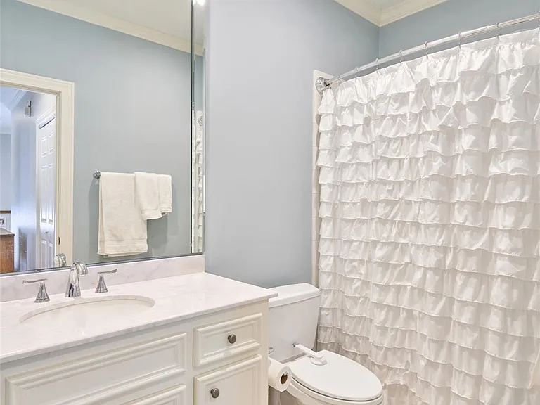 4028 Gramercy St — Photo 35