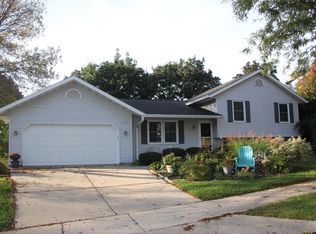 2101 Park View Ct, Waukesha, WI 53188