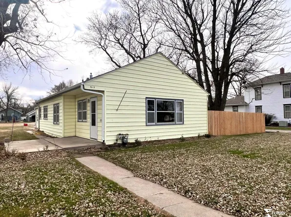 915 E St, Geneva, NE 68361