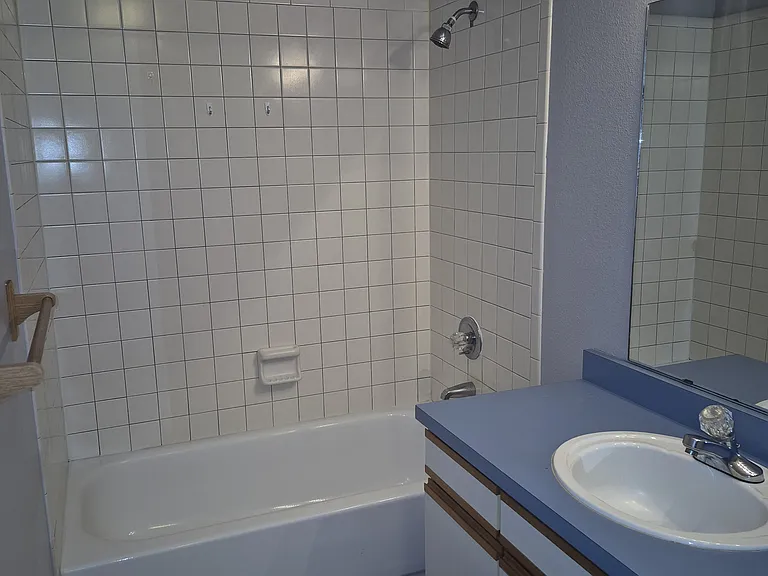 315 Thurlow Ave #B — Photo 8