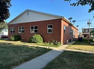 211 W 5th St, Vinton, IA 52349