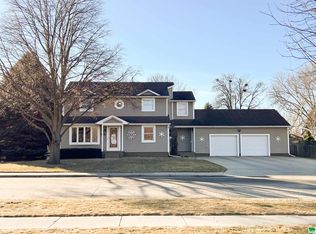 220 10th St SW, Le Mars, IA 51031